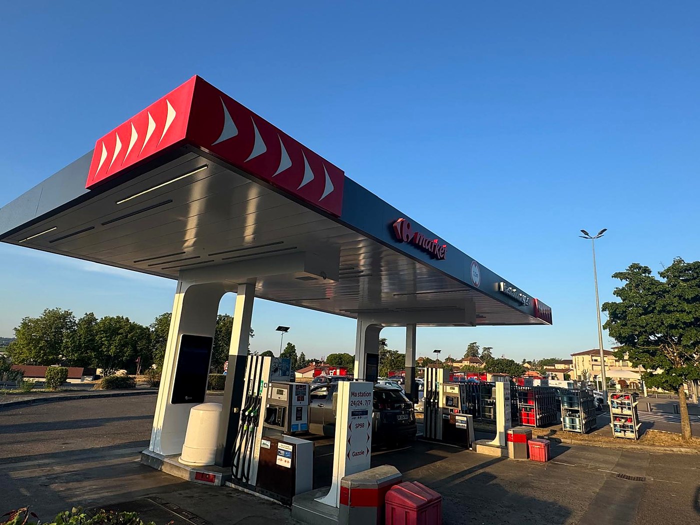 Aménagement de station-service — auvent et signalétique