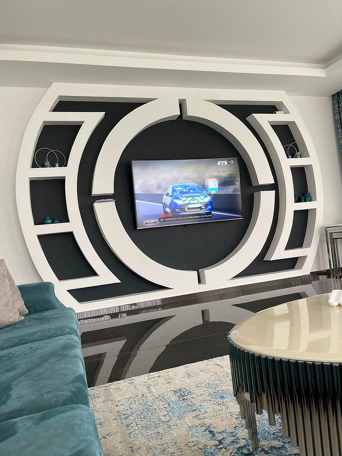Faux plafond décoratif avec niche TV et éclairage