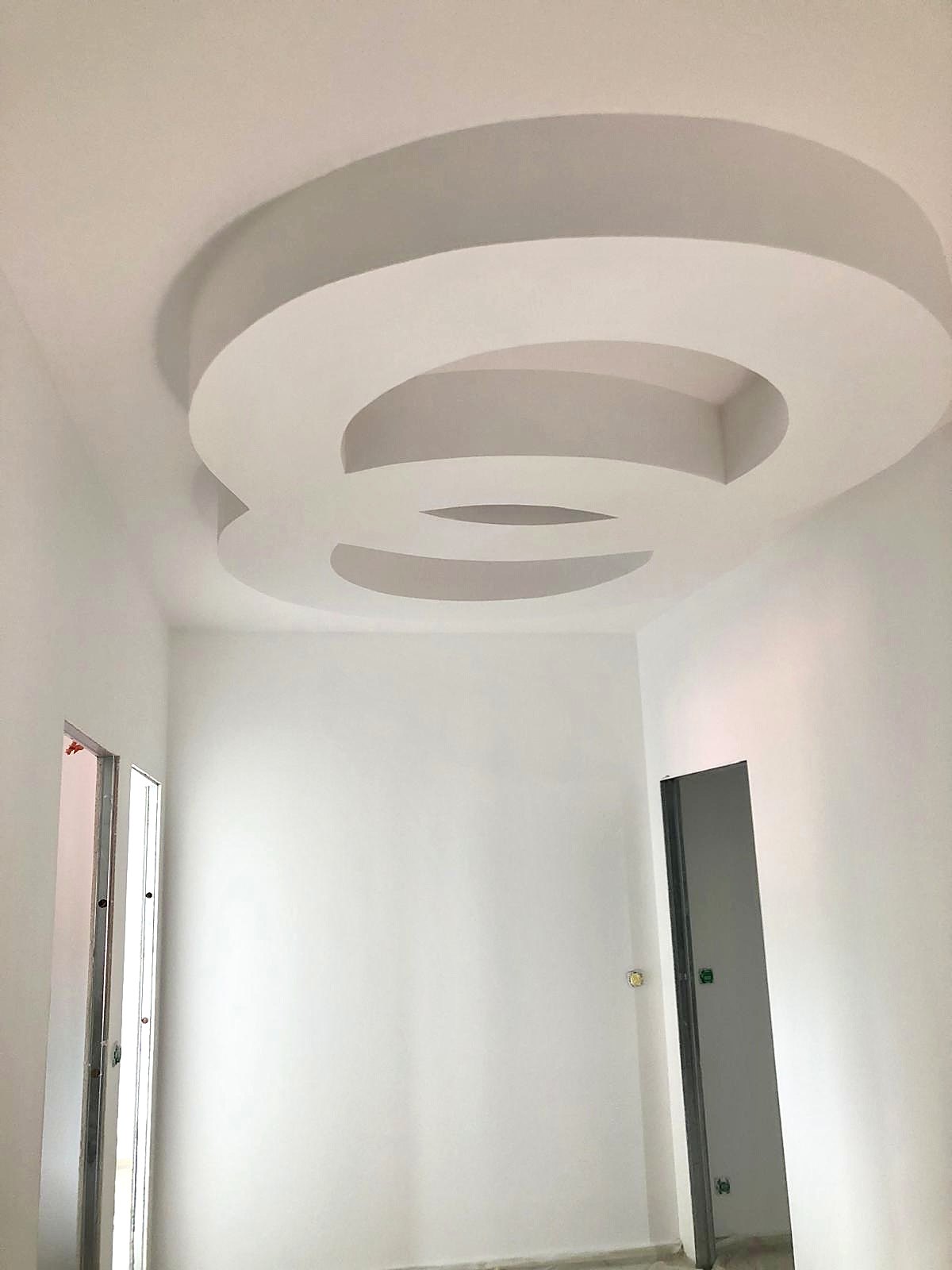 Plafond décoratif circulaire en staff, pièce repeinte
