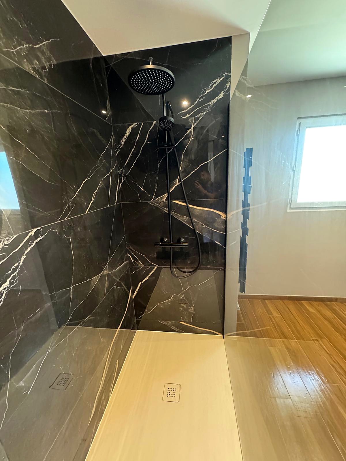Salle de bain — douche à l'italienne et marbre noir
