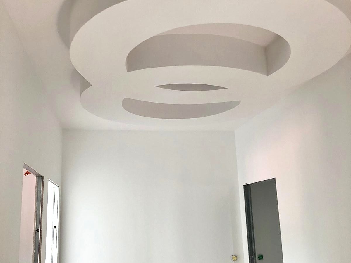 Peinture intérieure — plafond décoratif en staff