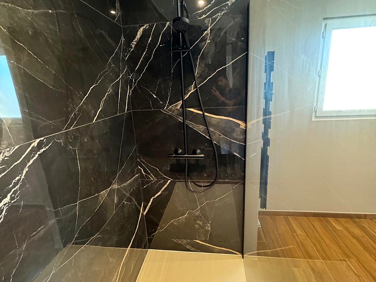 Salle de bain — douche à l'italienne & marbre