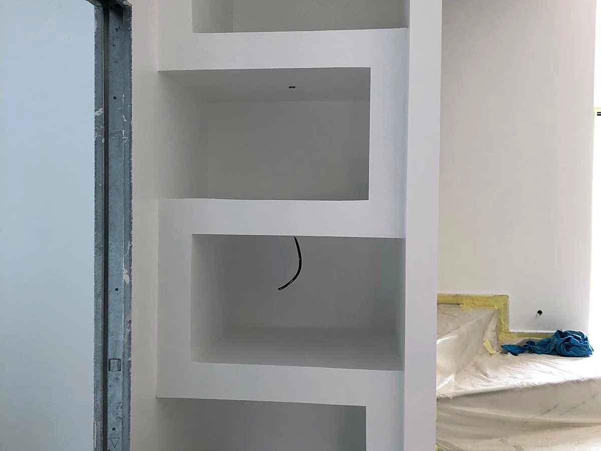 Niche & étagères sur mesure en placo