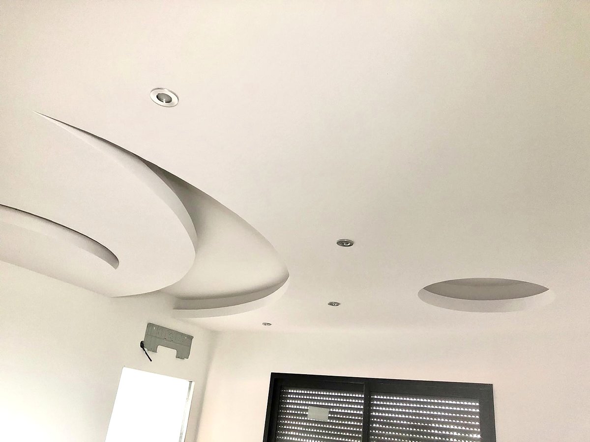 Faux plafond décoratif courbe en staff