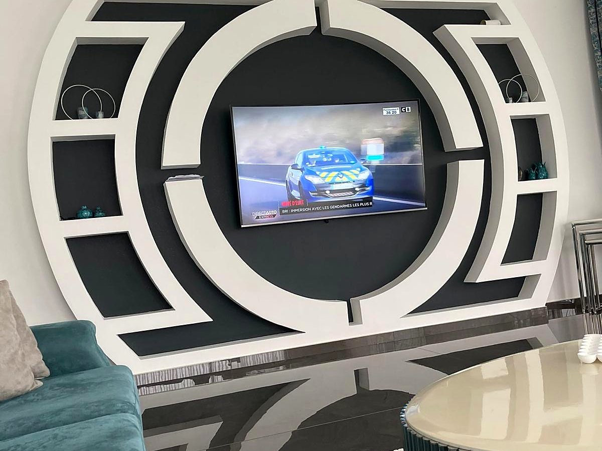 Faux plafond décoratif avec niche TV