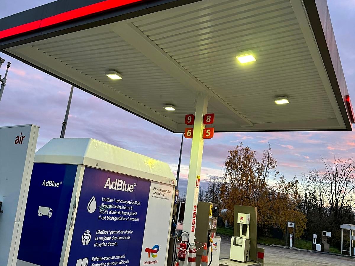 Station-service — îlot AdBlue & auvent éclairé