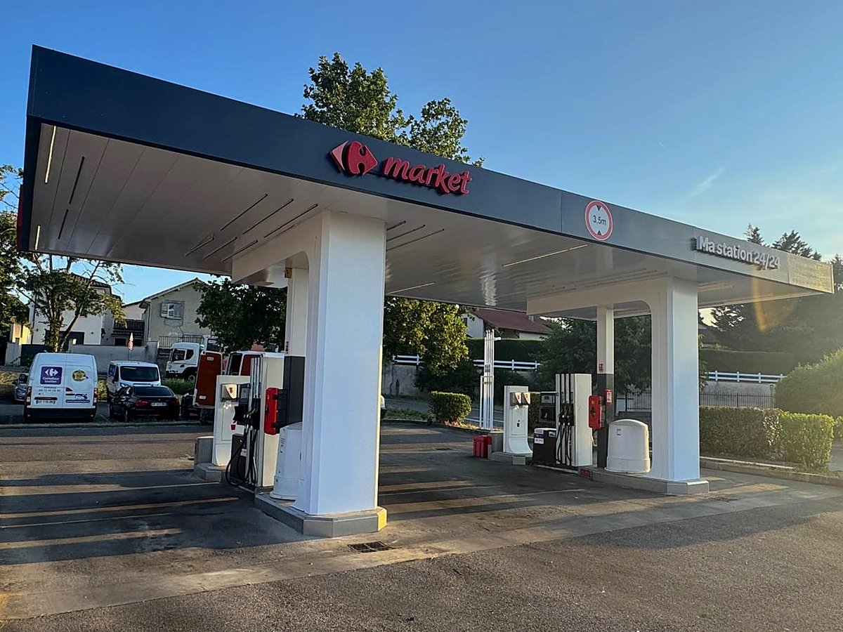 Station-service de supermarché — auvent & pistes
