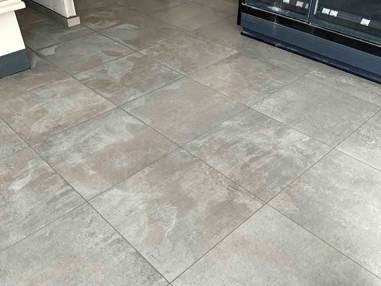 Carrelage grand format — sol intérieur