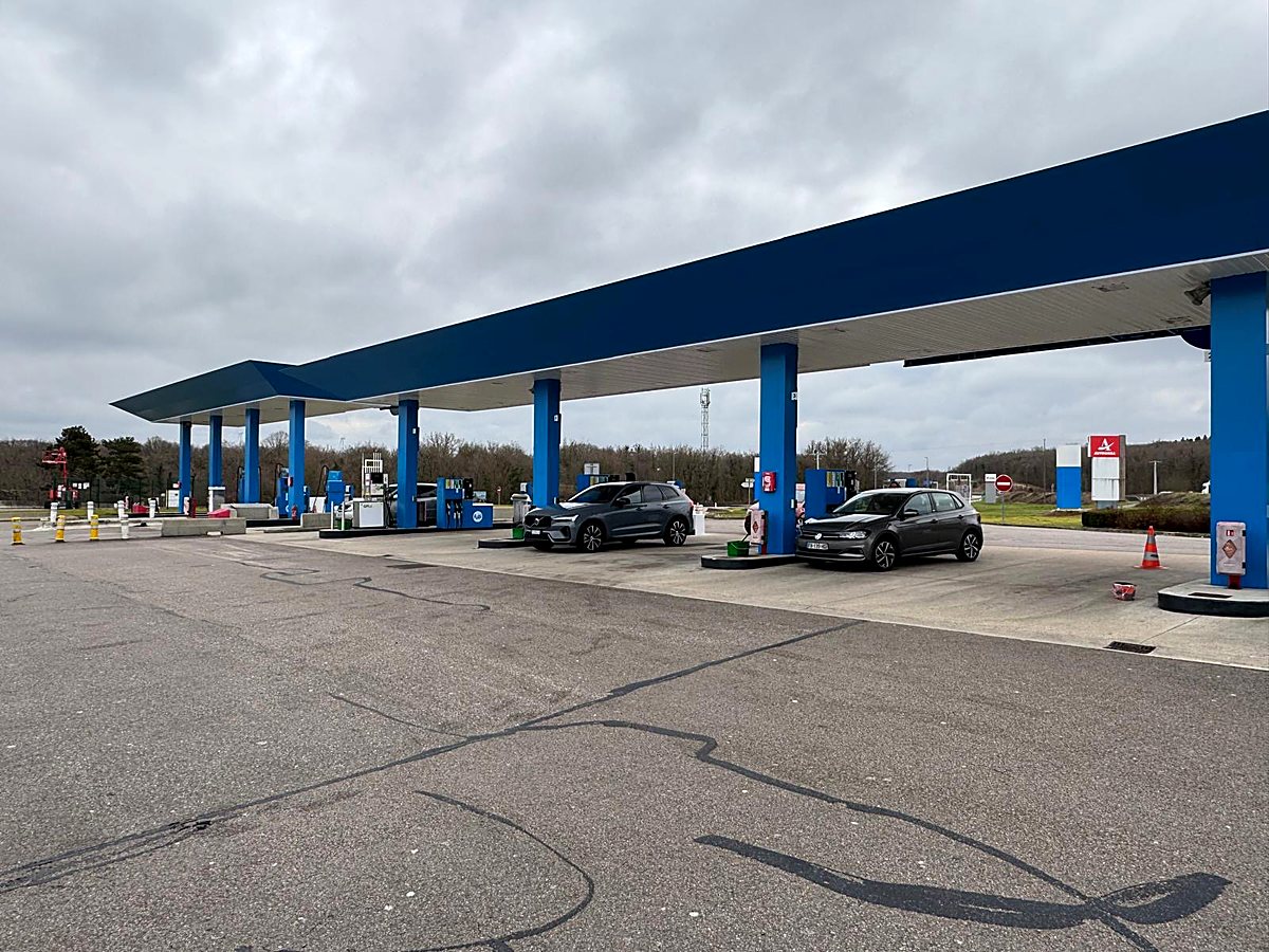 Station-service — auvent grande largeur
