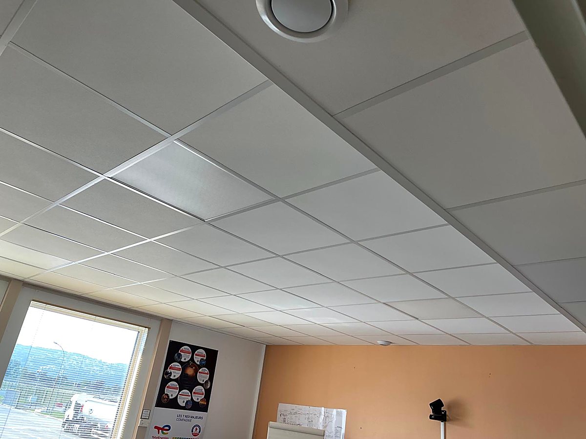 Faux plafond dalles — plateau de bureaux