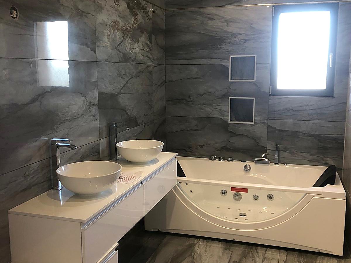 Salle de bain marbre — double vasque & balnéo