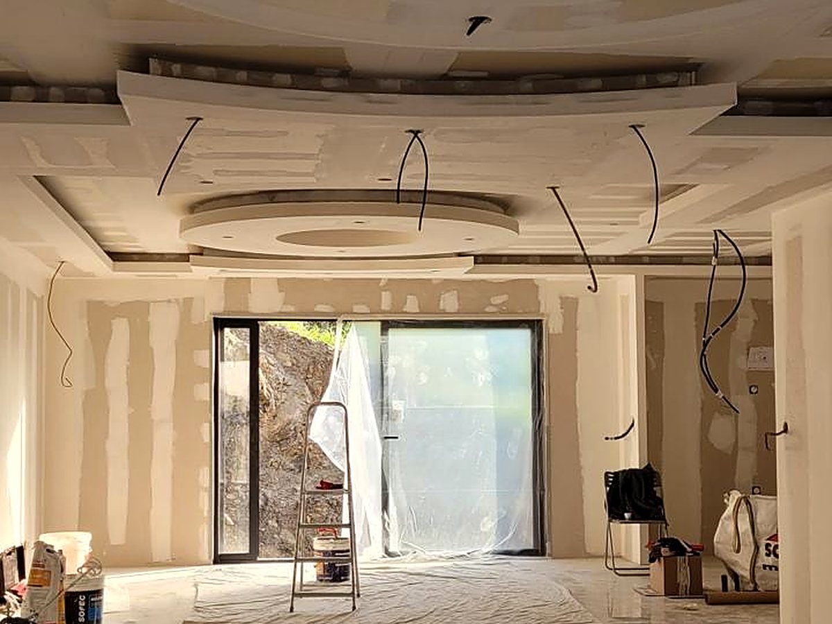 Rénovation complète — faux plafond en cours